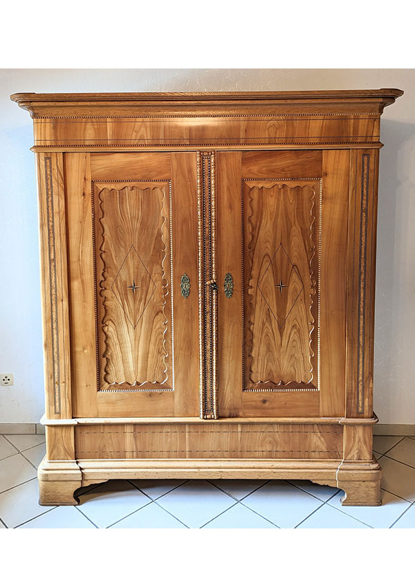 Biedermeier Kirschbaum Schrank mit Intarsien