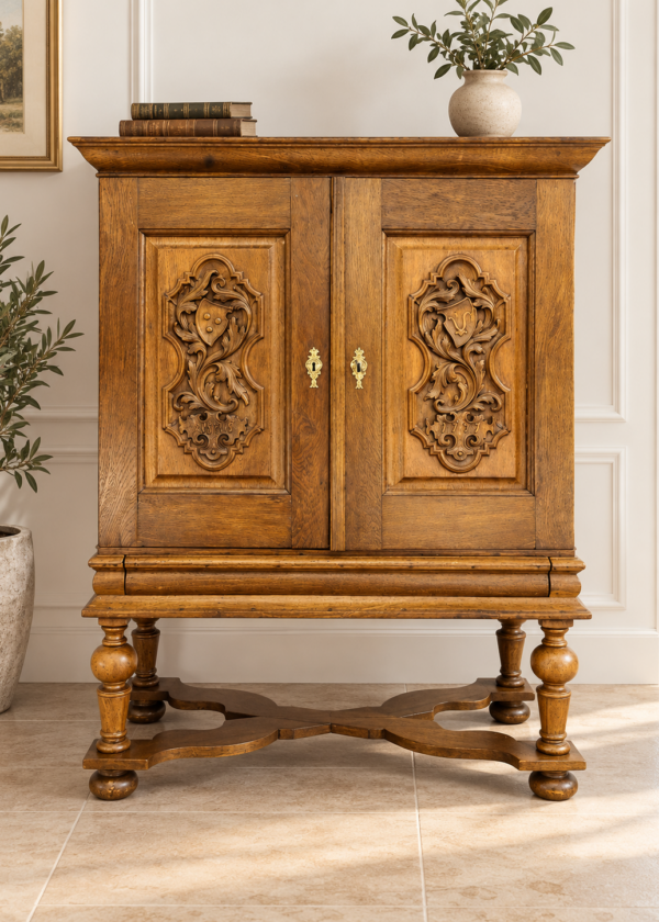 Barock Stollenschrank Kabinettschrank mit Kreuzfuß Eiche massiv, geschnitzte Front