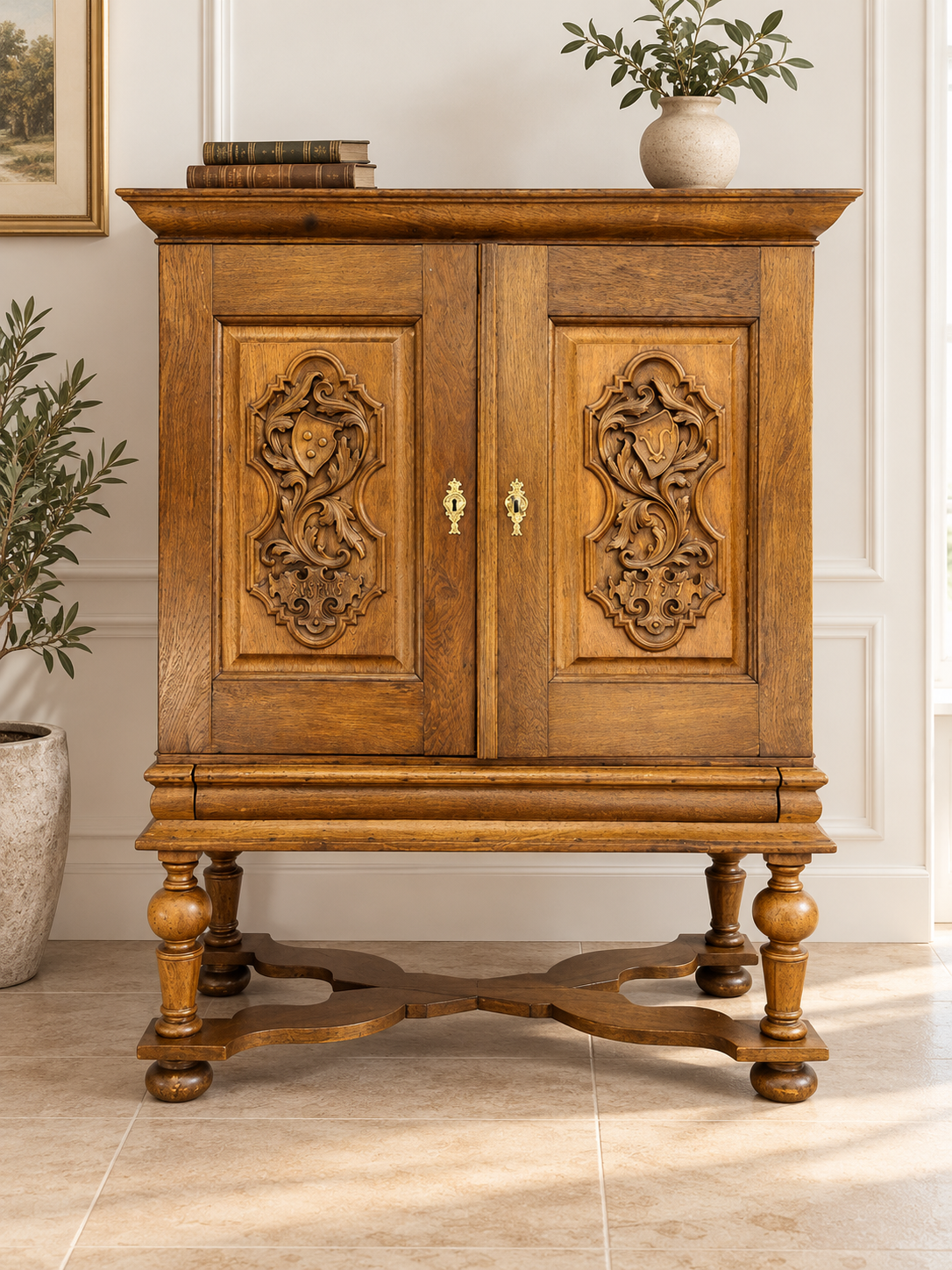 Barock Stollenschrank Kabinettschrank mit Kreuzfuß Eiche massiv, geschnitzte Front