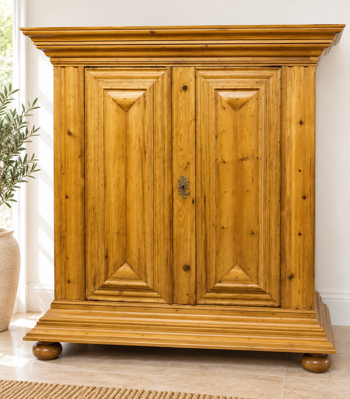 Fichte Frankfurter Wellenschrank um 1740