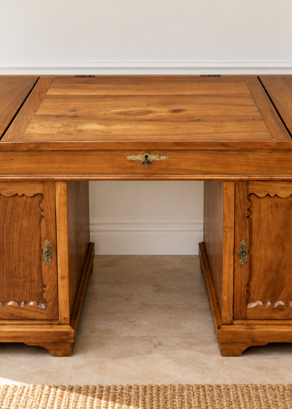 Spätbiedermeier Sitzpult / Schreibtisch Kirschbaum mit Brezelfüllungen