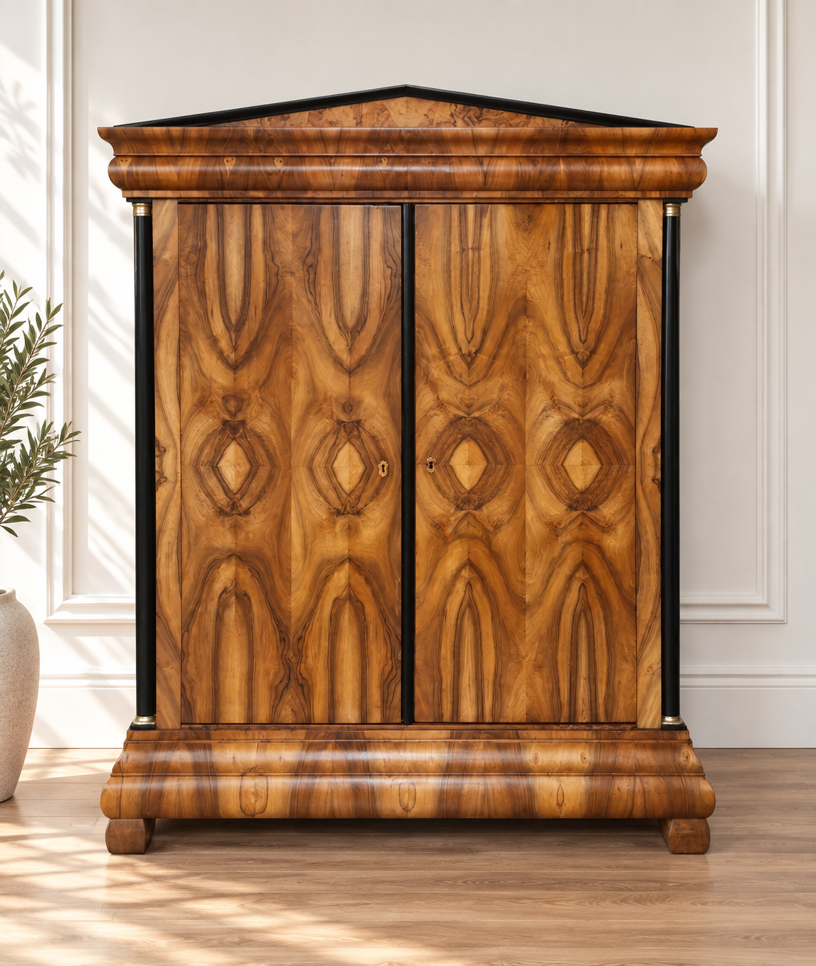 Biedermeier Giebelschrank Nussbaum