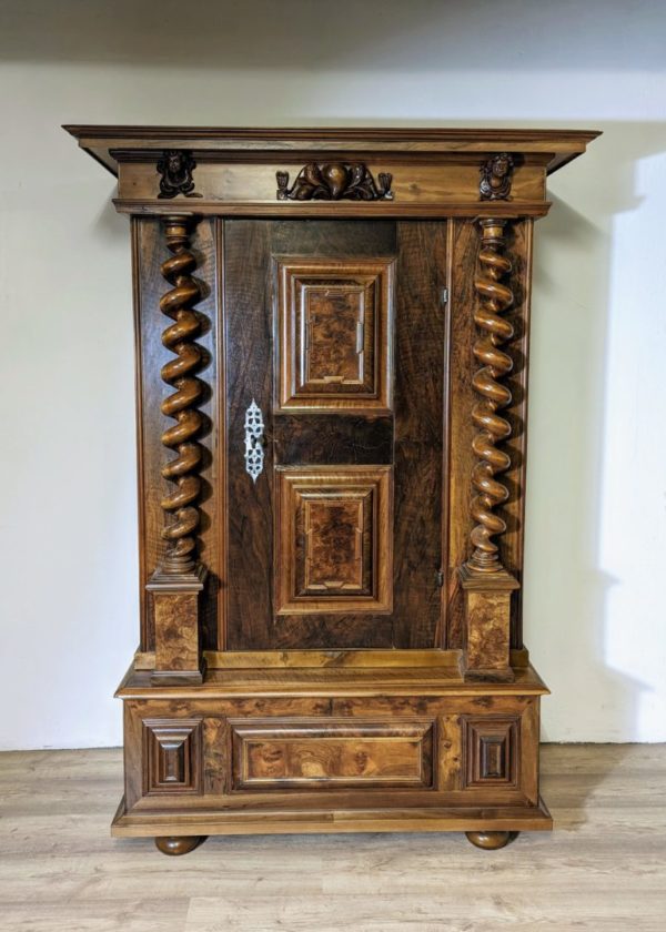 Renaissance Schrank eintürig Nussbaum