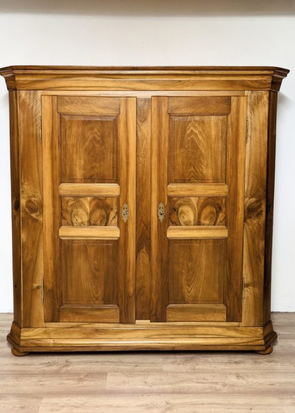 Biedermeier Nussbaum Schrank um 1830