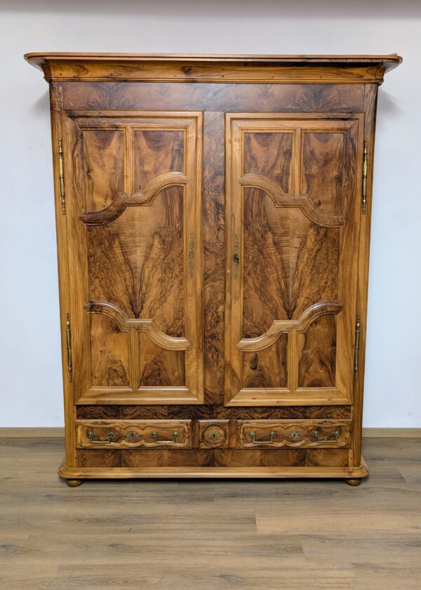 Lothringer Schrank Nussbaum um 1800