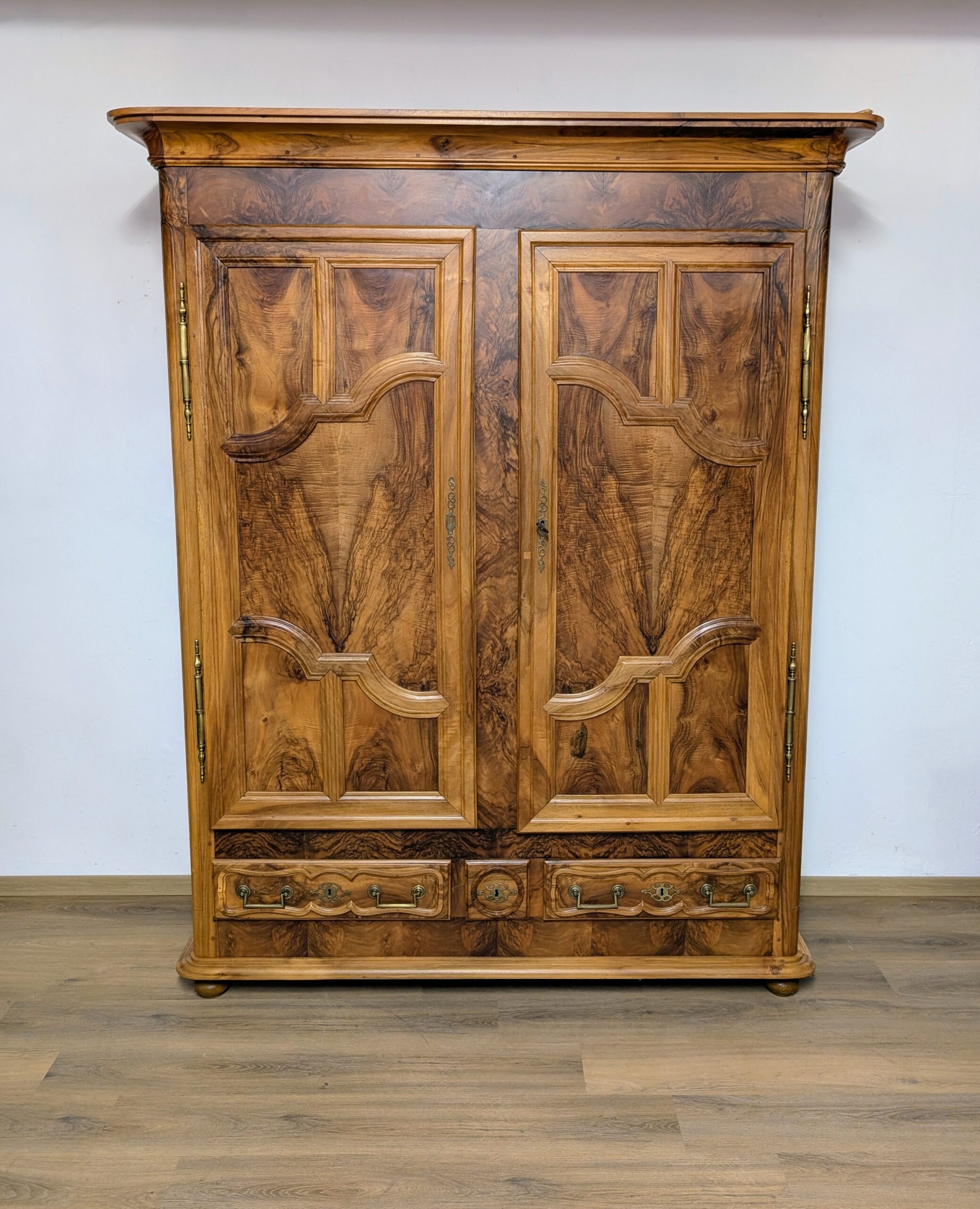 Lothringer Schrank Nussbaum um 1800