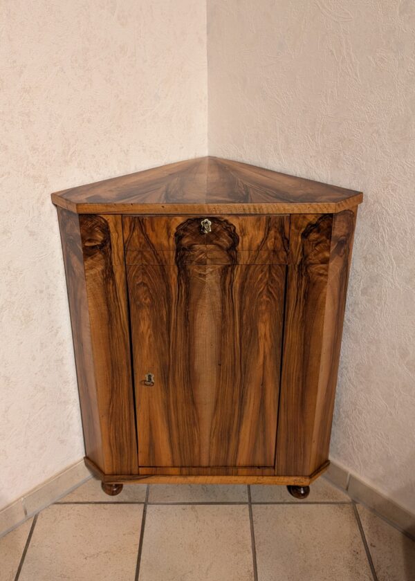 Biedermeier Eckschrank um 1830