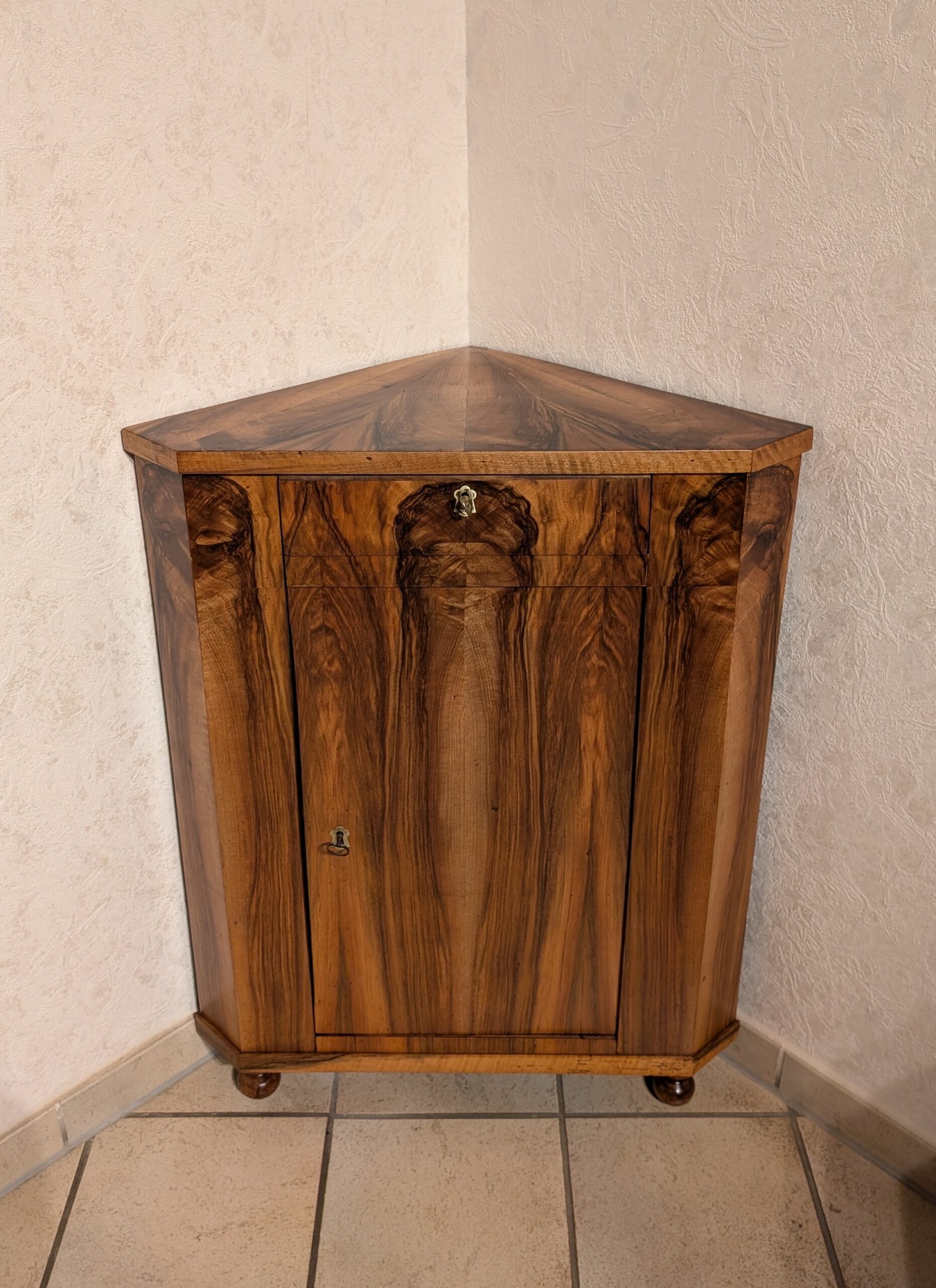 Biedermeier Eckschrank um 1830