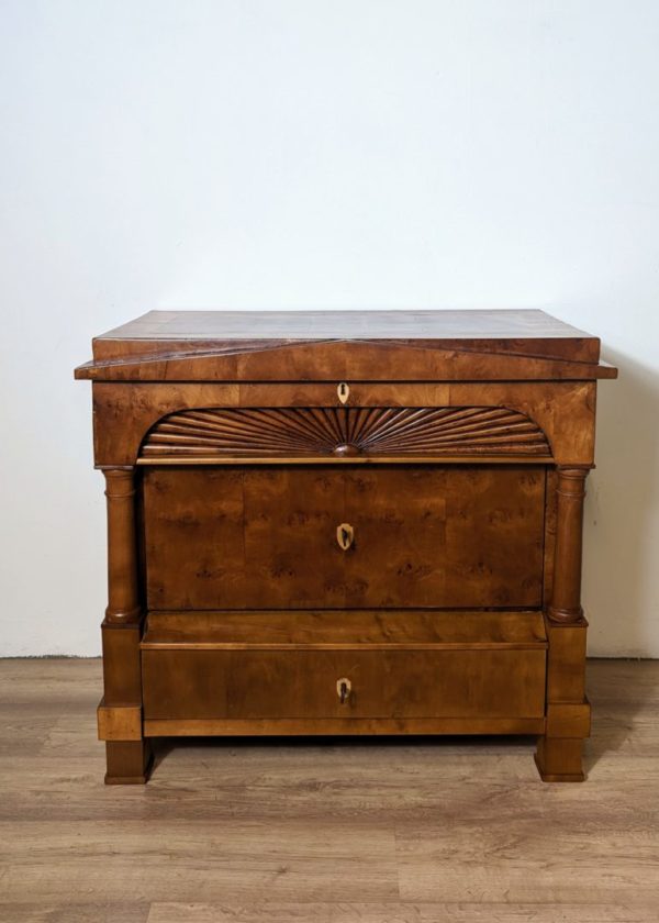 Biedermeier Kommode Birke mit Schinkel Giebel