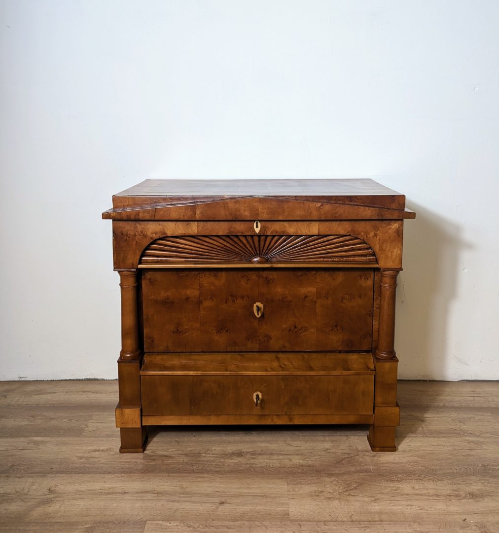 Biedermeier Kommode Birke mit Schinkel Giebel