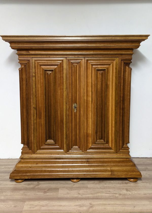 Frankfurter Nasenschrank Eiche Barock um 1730