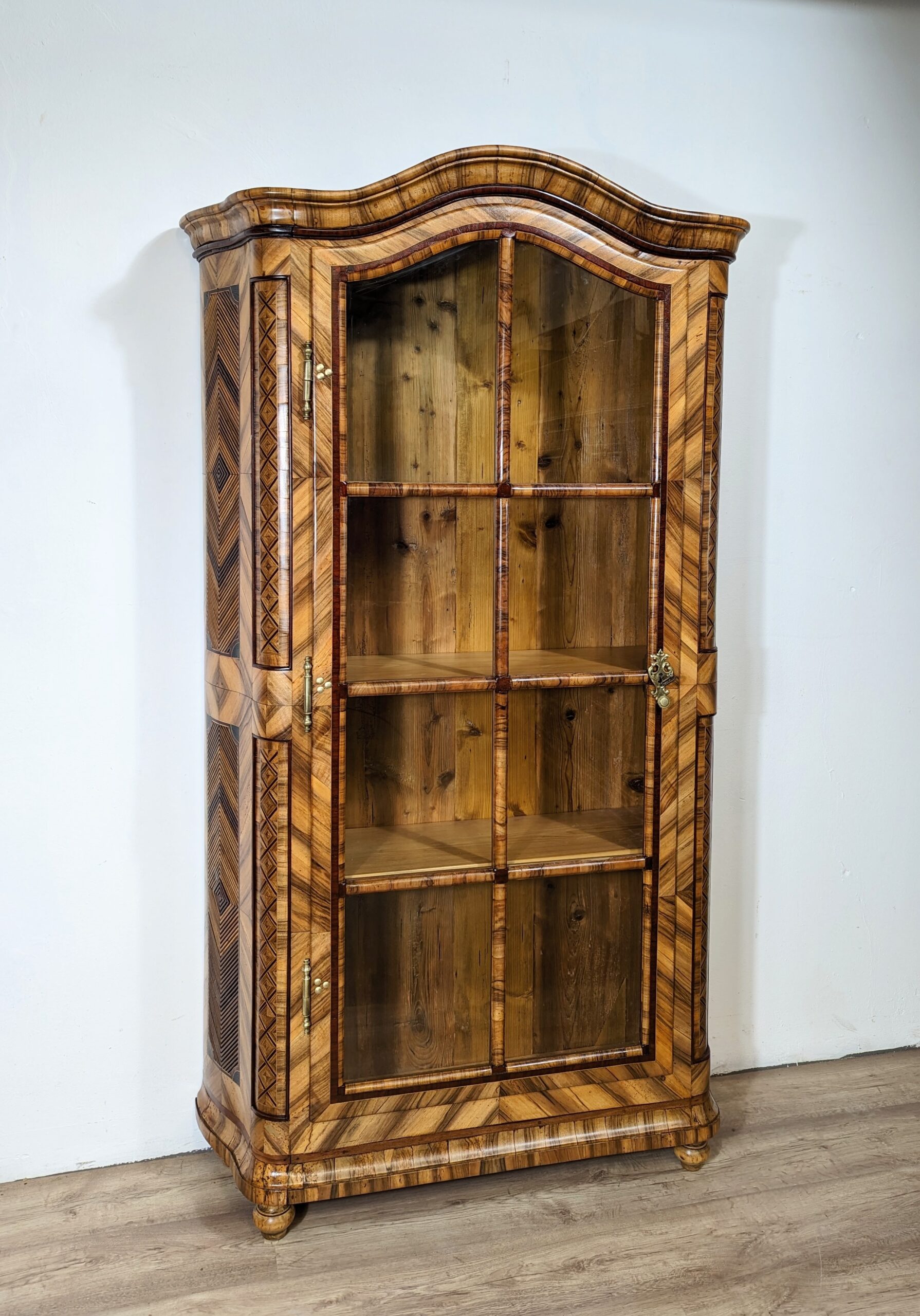 Barock Vitrine Nussbaum 18 Jahrhundert