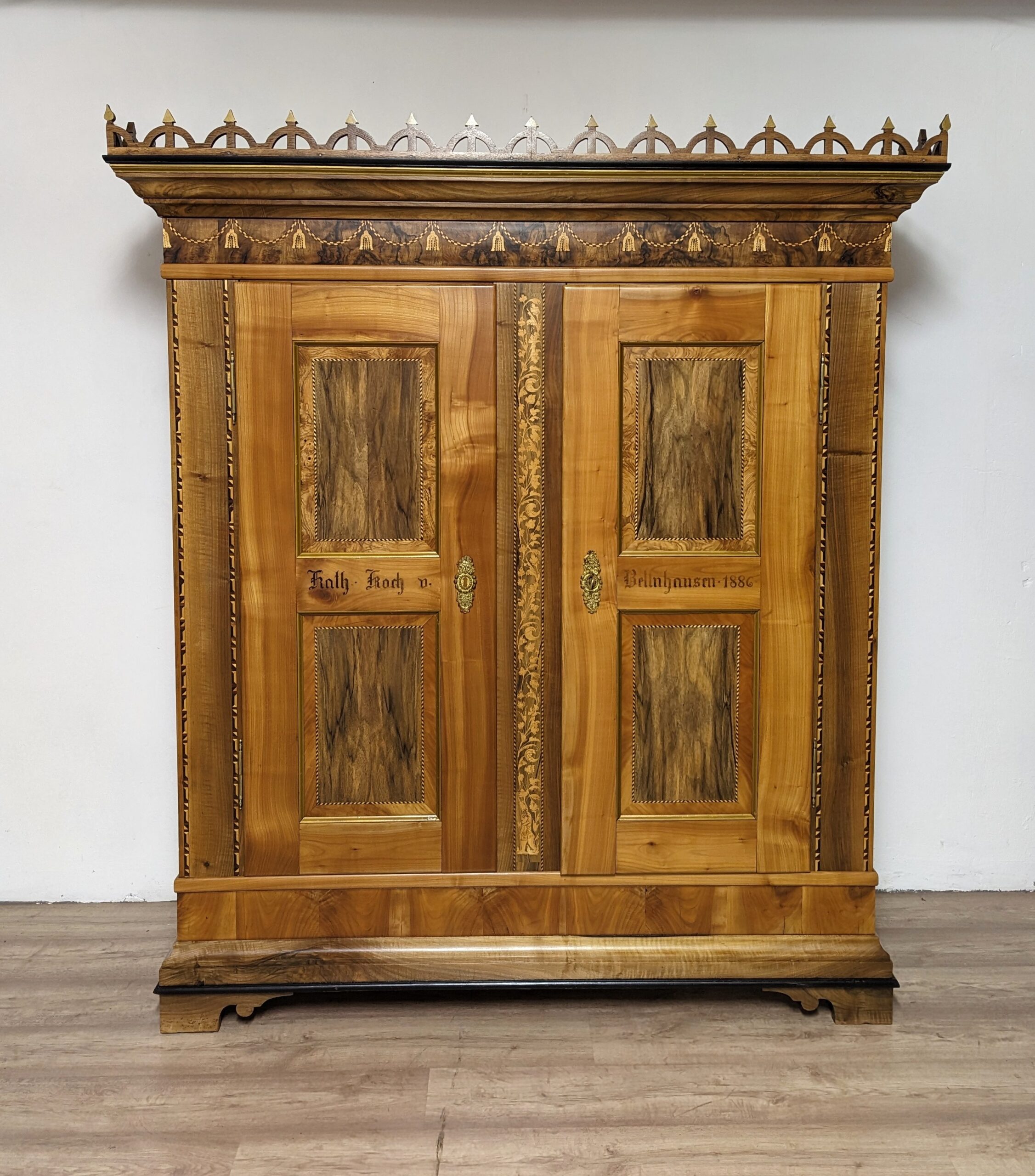 Marburger Hochzeitsschrank Kirschbaum