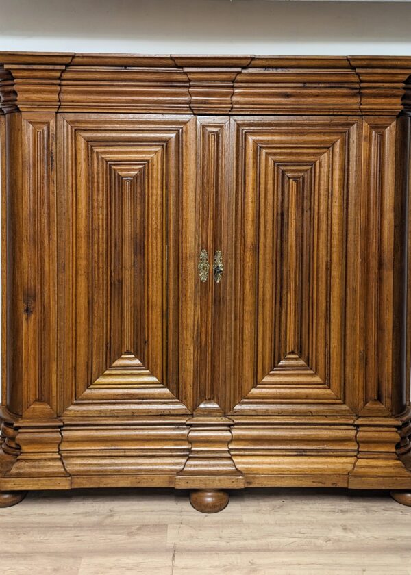 Frankfurter Wellenschrank Eiche massiv Barock um 1730