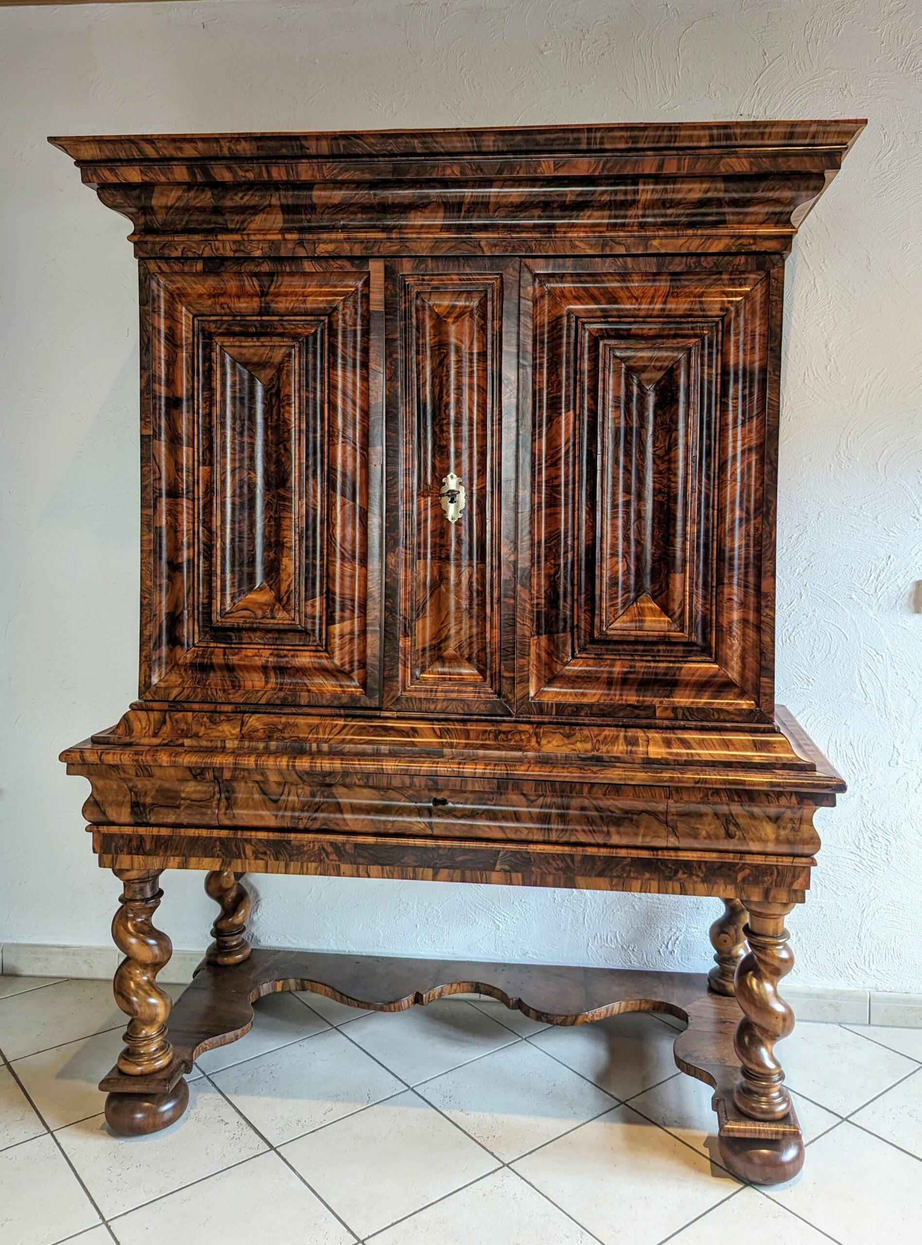 Frankfurter Stollenschrank / Wellenschrank Nussbaum