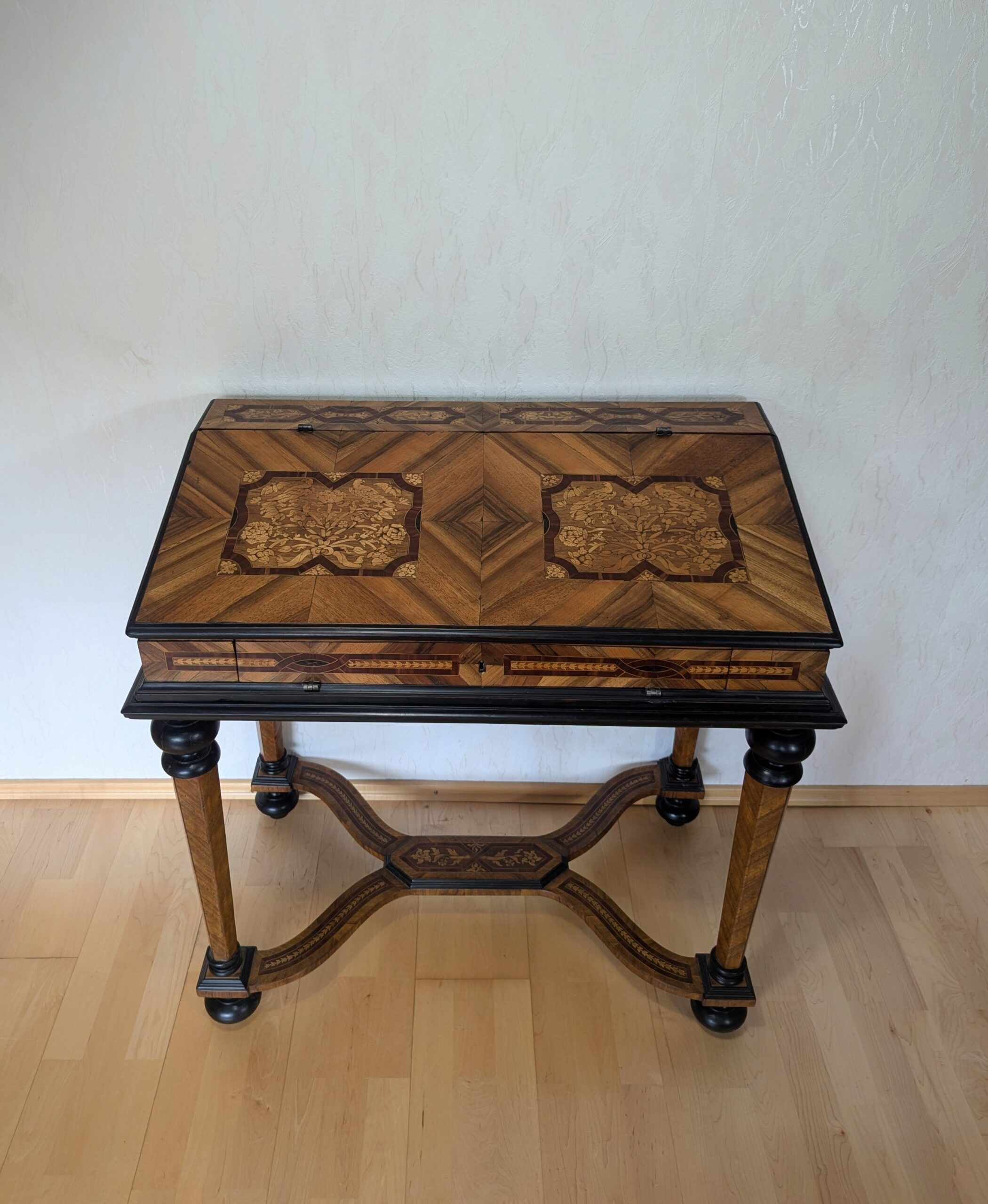 Barock Stehpult Nussbaum mit Intarsien