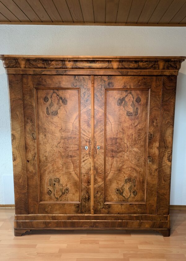 Biedermeier Schrank Nussbaum furniert um 1830/40