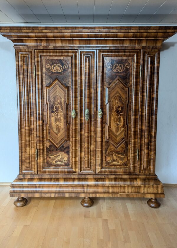 Braunschweiger Barockschrank Nussbaum Querfurniert