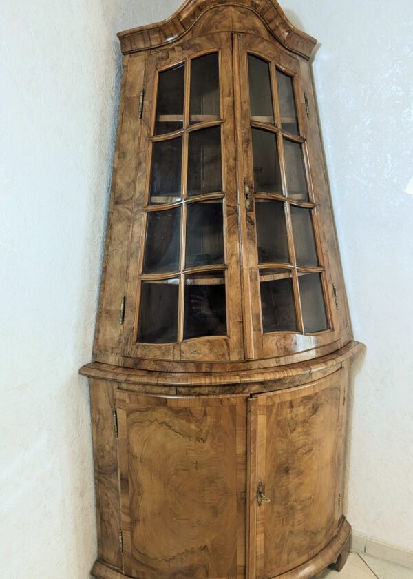 Barock Eckvitrine / Eckschrank Nussbaum 18 Jahrhundert
