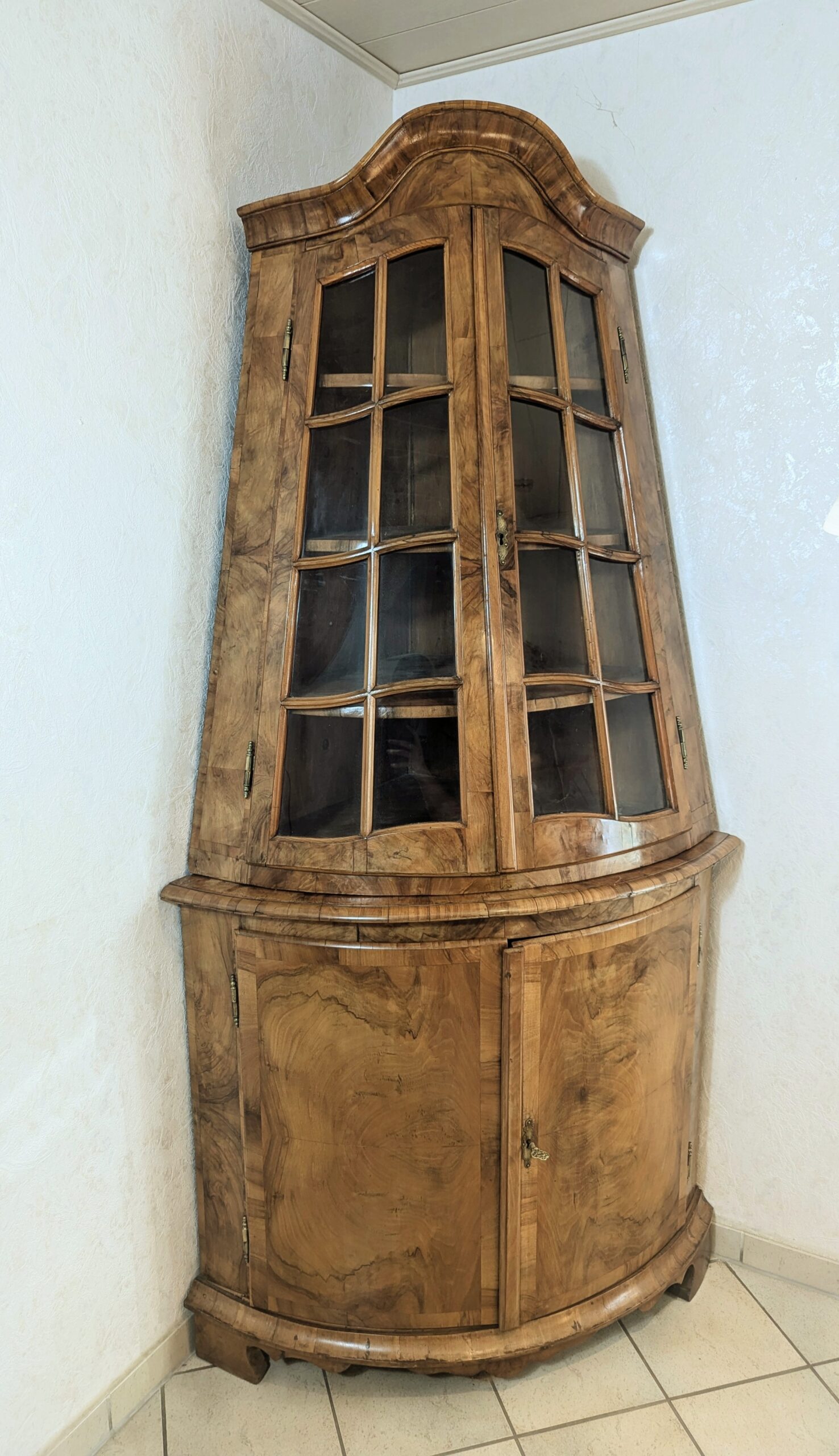 Barock Eckvitrine / Eckschrank Nussbaum 18 Jahrhundert