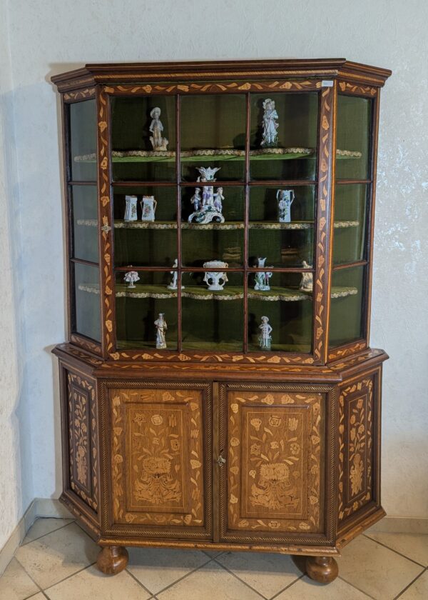 Barock Vitrine Holland- Eiche mit Intarsien