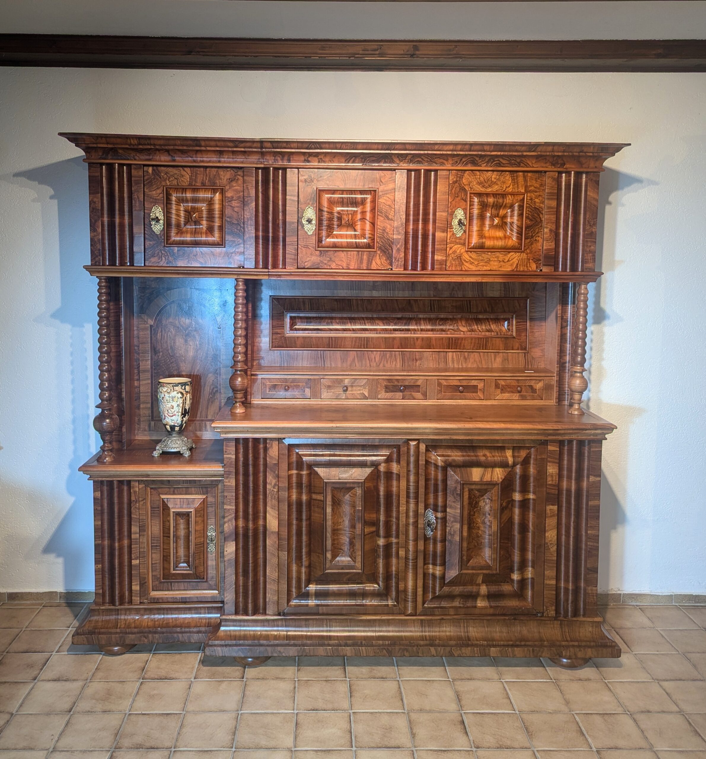 Nussbaum Buffet / Wellenschrank Zürich 18 Jahrhundert