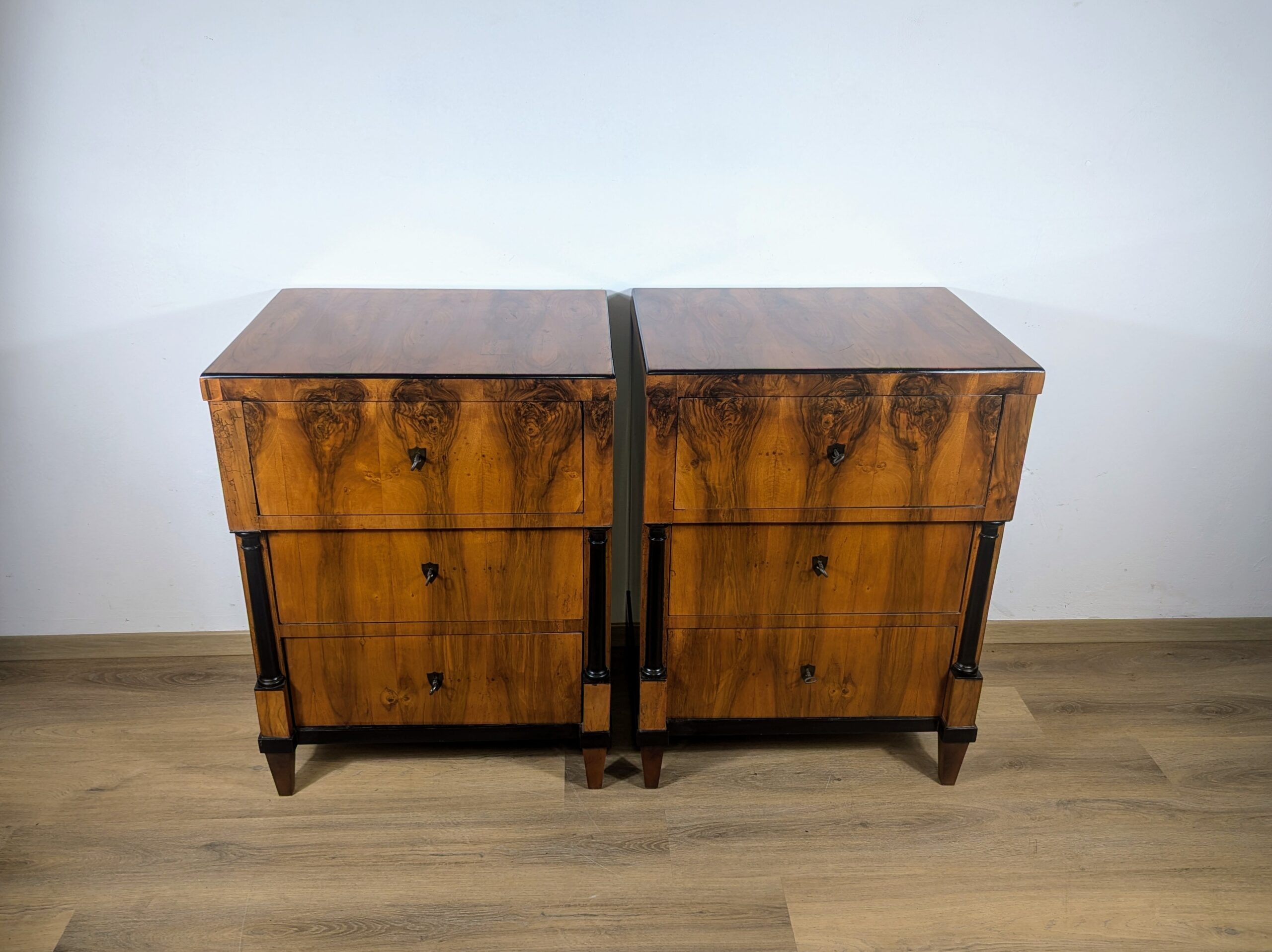 Biedermeier Kommoden Pärchen in Nussbaum