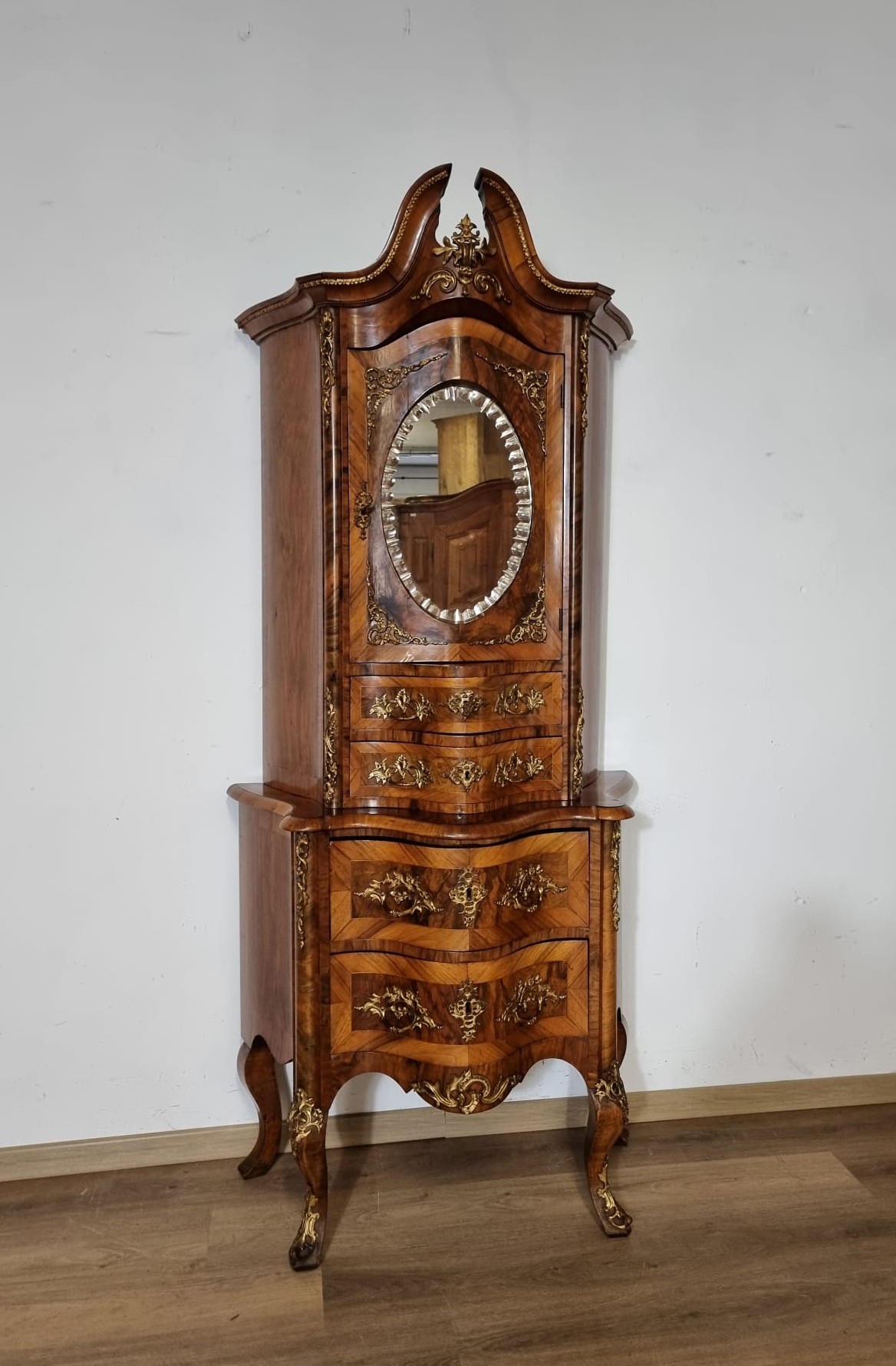 Dresdener Aufsatzschrank Nussbaum