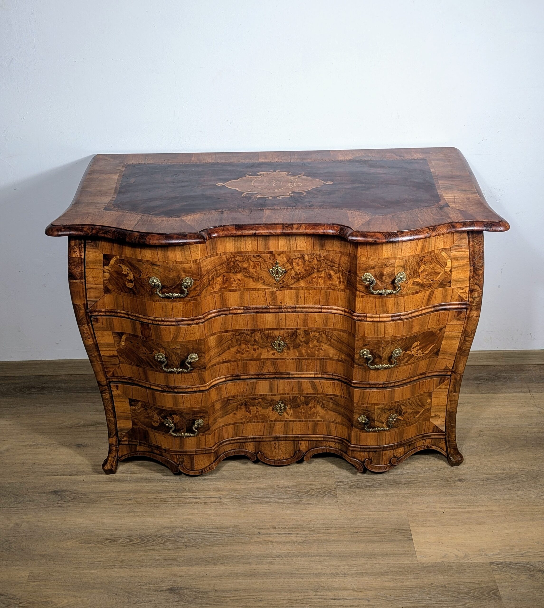 Barock Kommode Nussbaum mit Intarsien