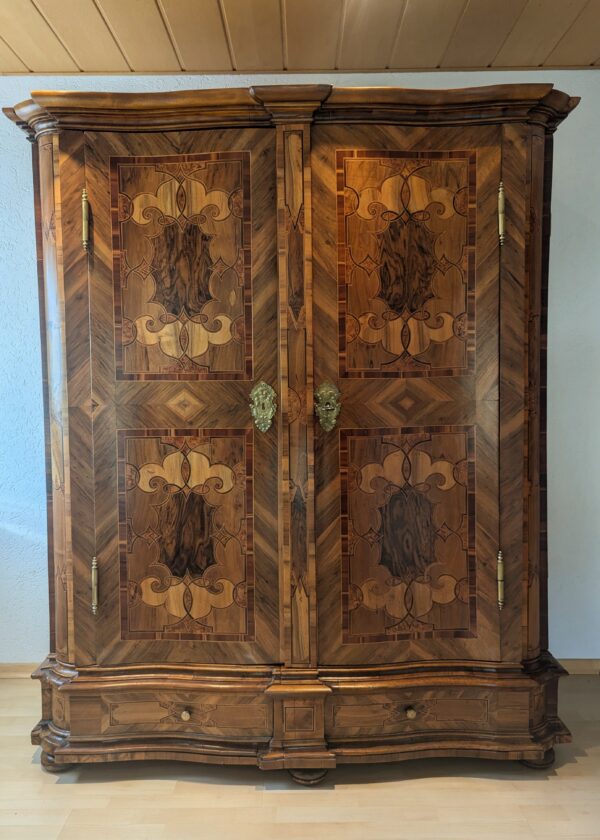 Barock Schrank Nussbaum mit Intarsien