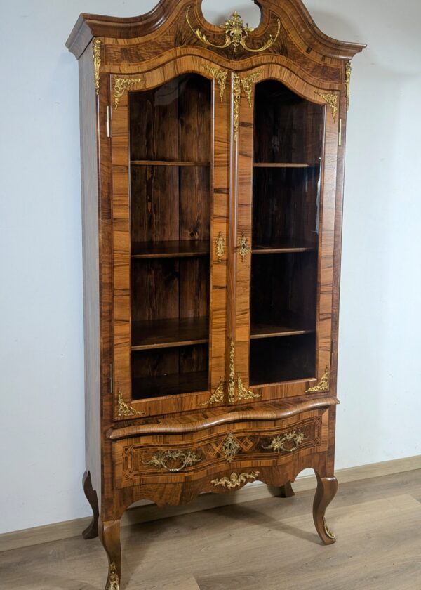 Dresdener Barock Vitrine Nussbaum
