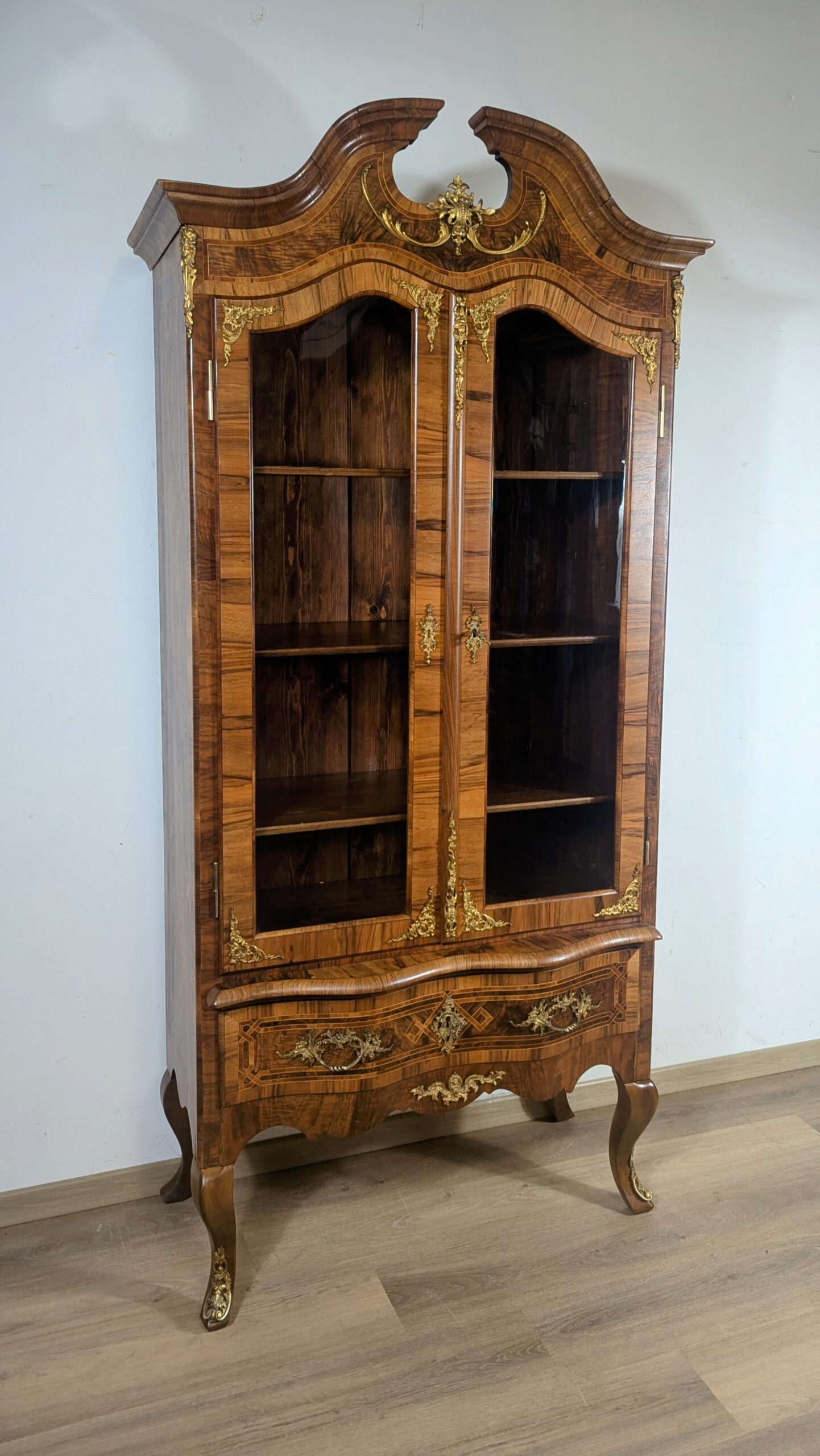 Dresdener Barock Vitrine Nussbaum