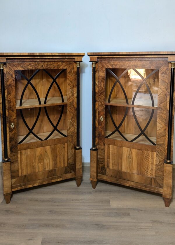 Biedermeier Vitrinen Pärchen Nussbaum