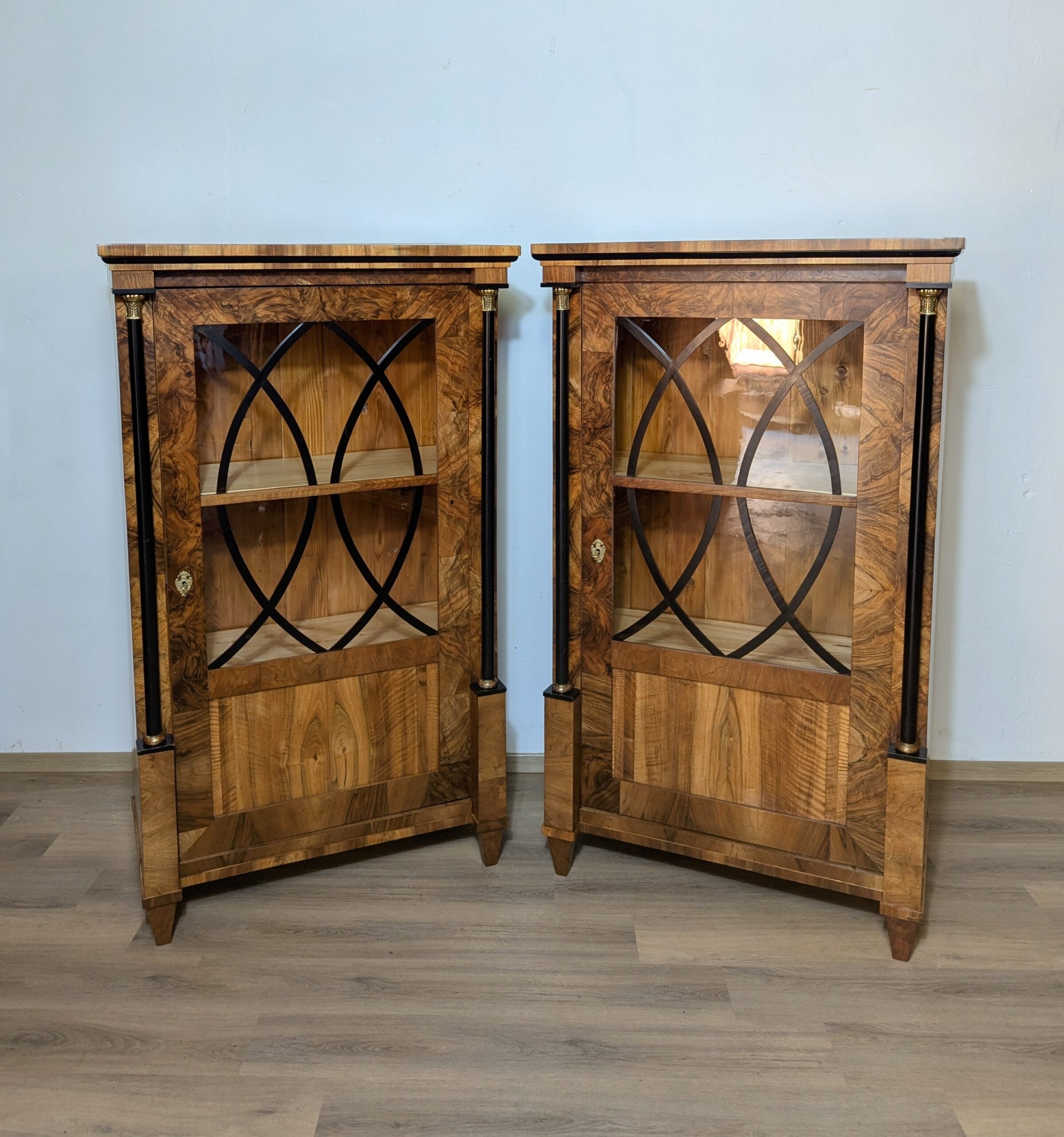 Biedermeier Vitrinen Pärchen Nussbaum
