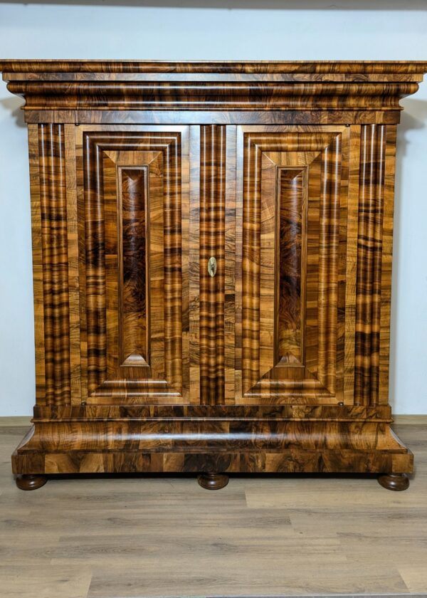 Barock Nussbaum Schrank / Züricher Wellenschrank