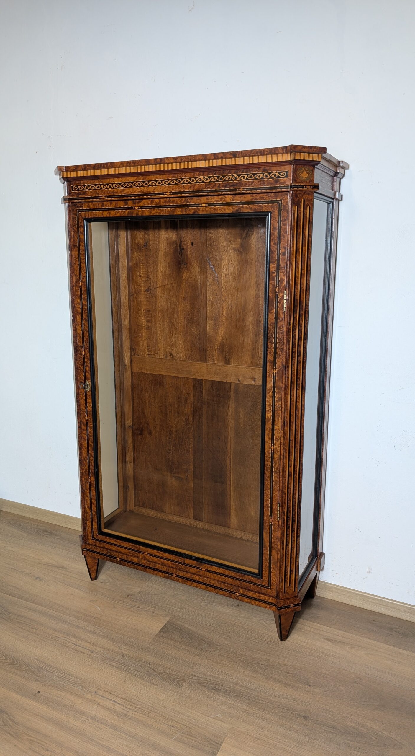 Biedermeier Vitrine Birke mit Intarsien – Bild 2
