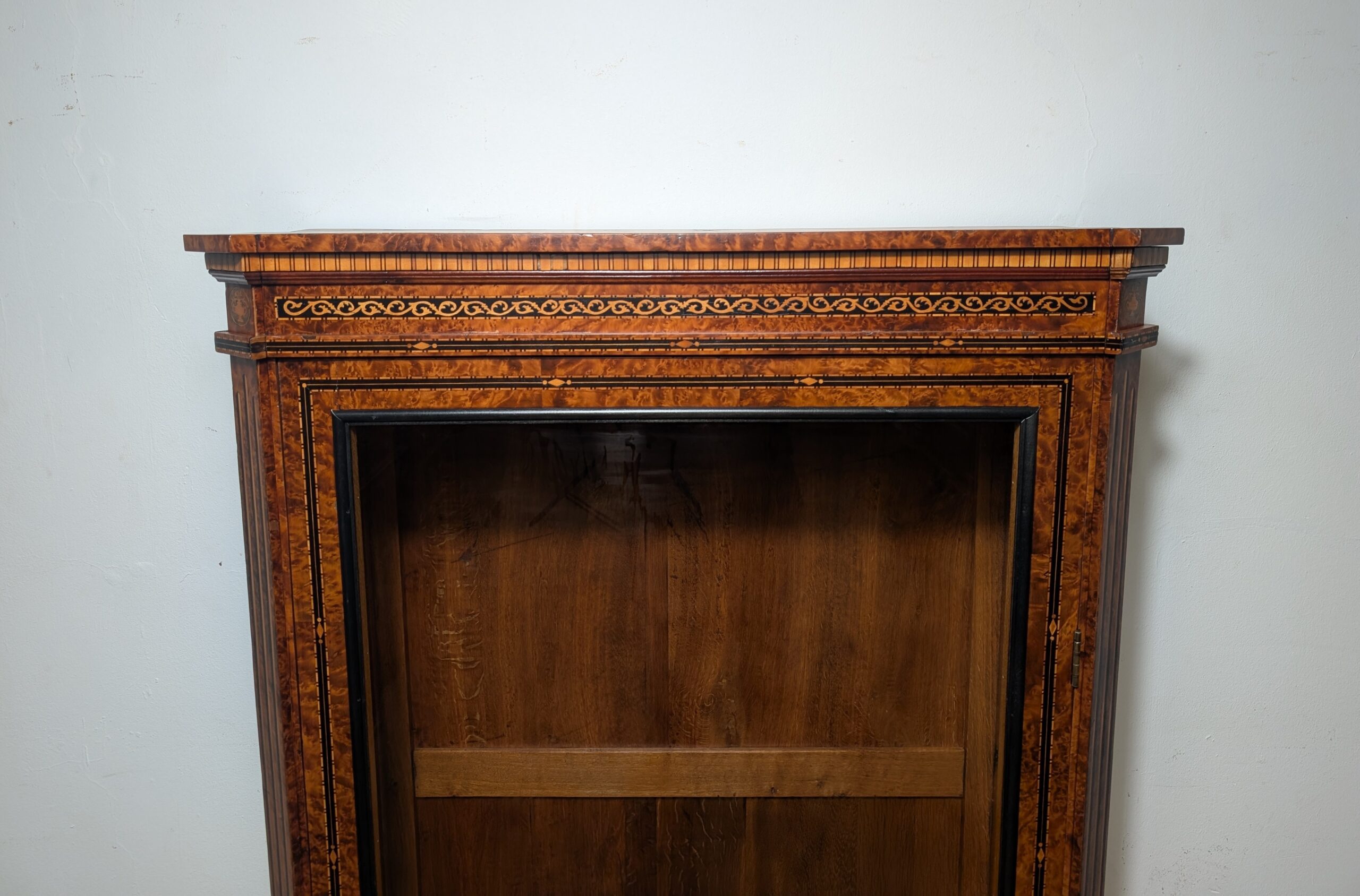 Biedermeier Vitrine Birke mit Intarsien – Bild 3