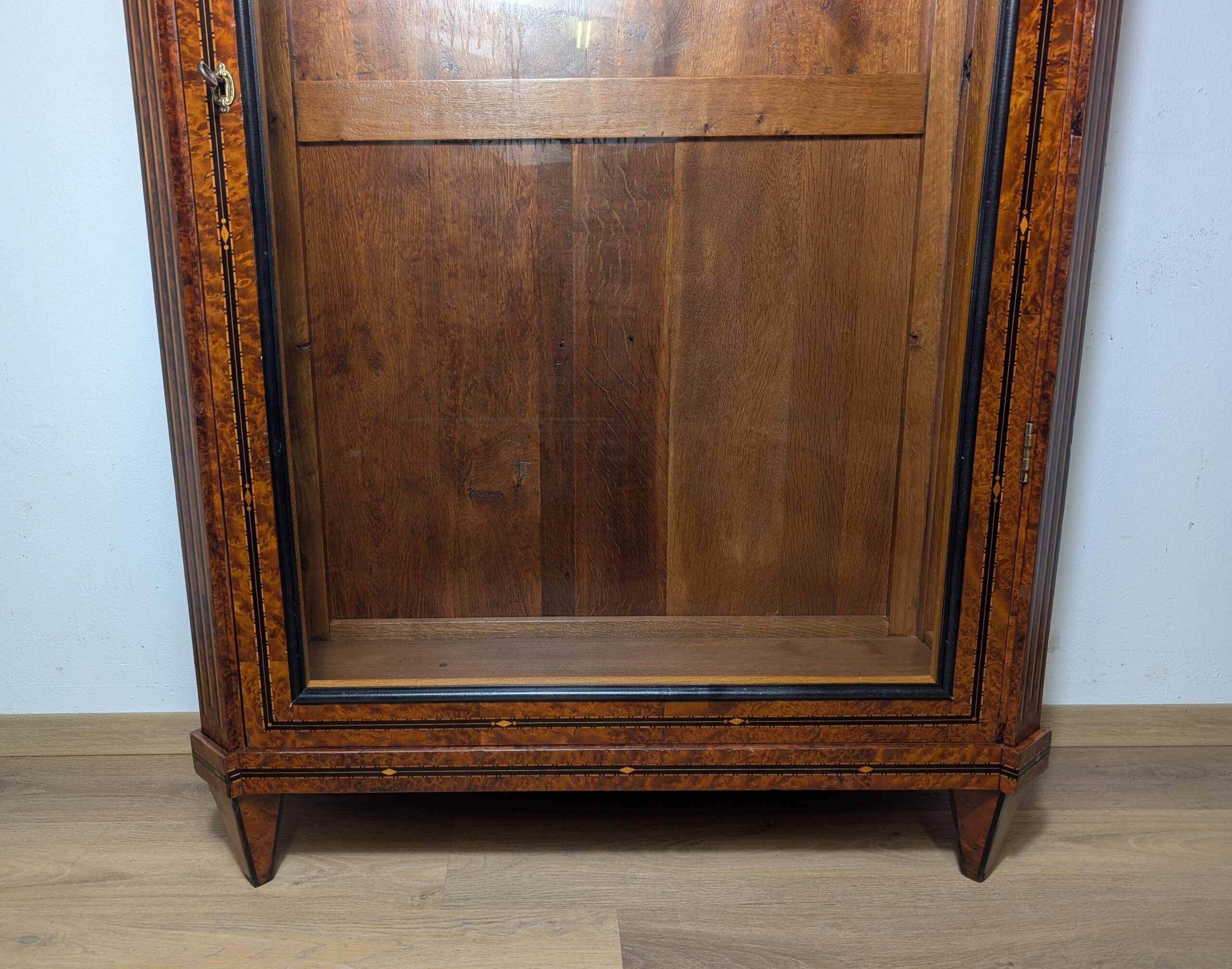 Biedermeier Vitrine Birke mit Intarsien – Bild 4