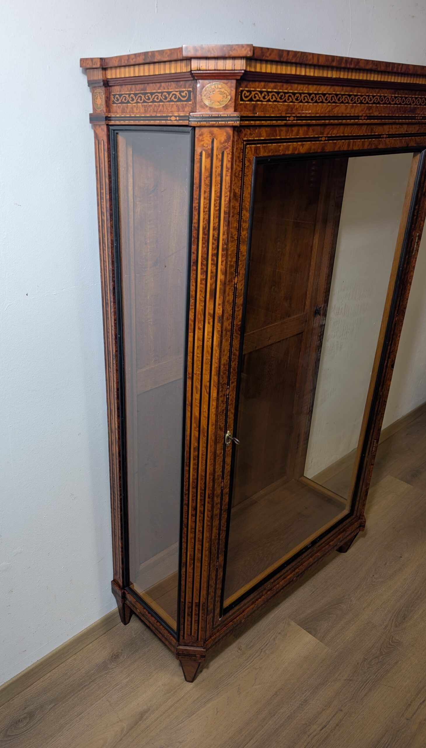 Biedermeier Vitrine Birke mit Intarsien – Bild 5