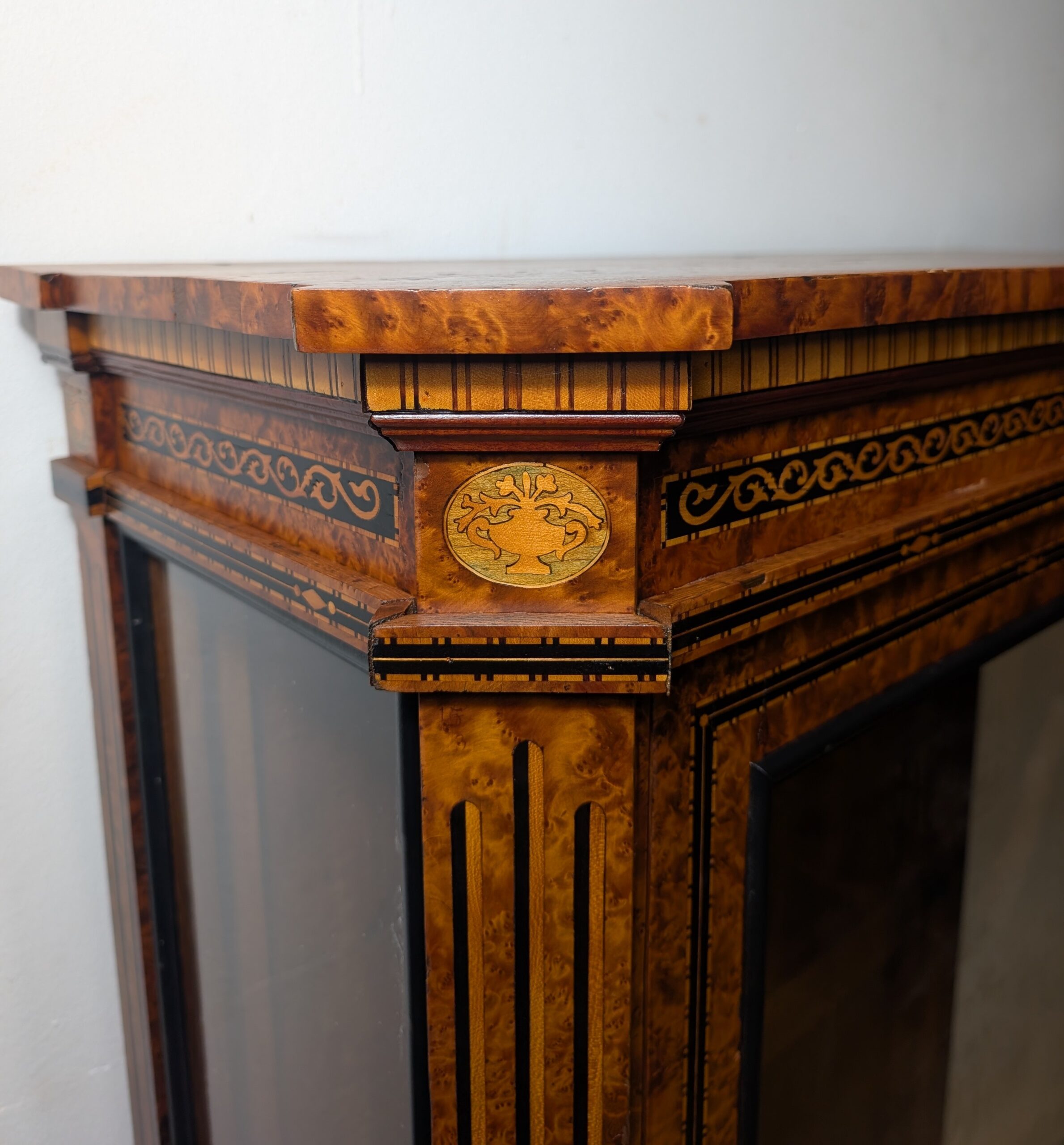 Biedermeier Vitrine Birke mit Intarsien – Bild 6