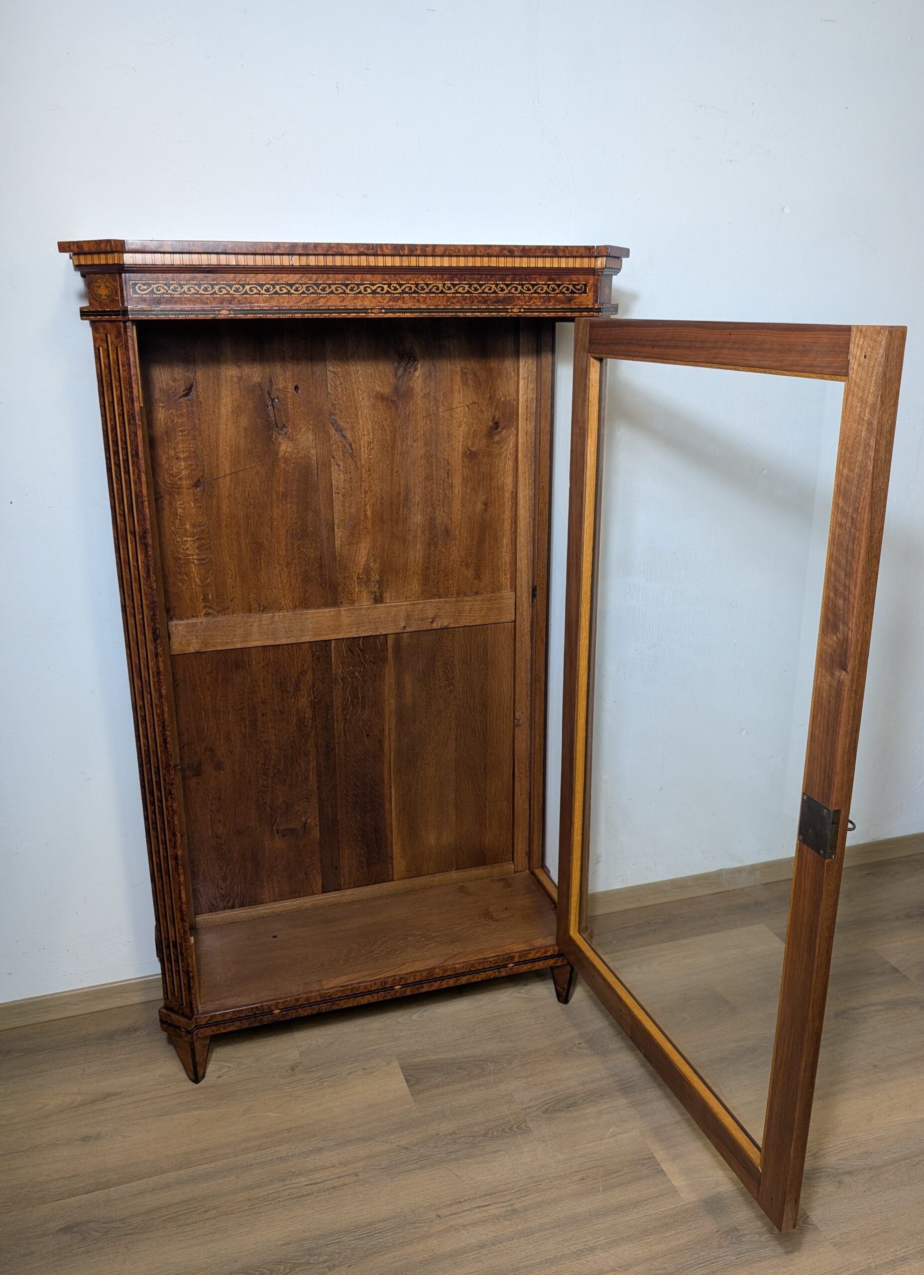 Biedermeier Vitrine Birke mit Intarsien – Bild 7