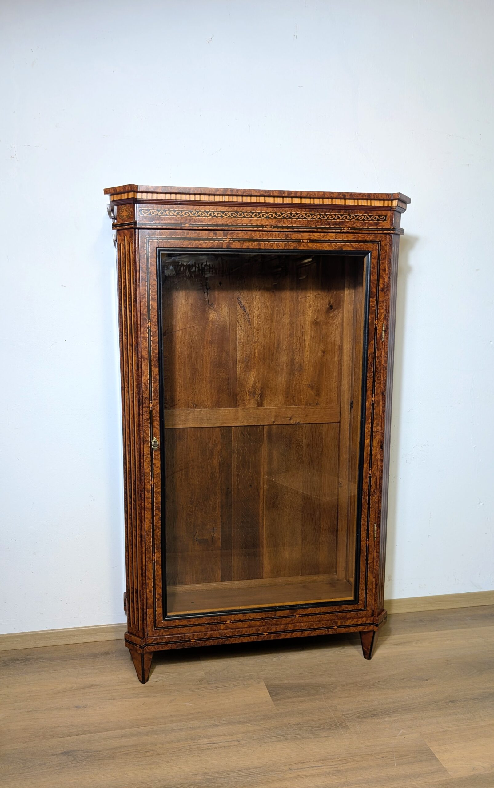Biedermeier Vitrine Birke mit Intarsien – Bild 8