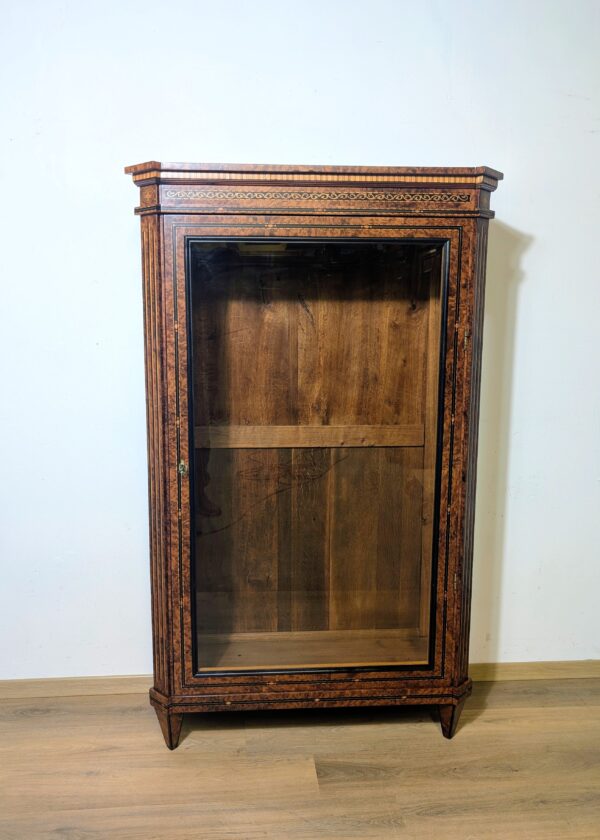 Biedermeier Vitrine Birke mit Intarsien