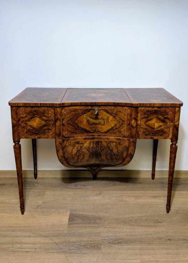 Barock Tisch / Schminktisch Nussbaum mit Intarsien