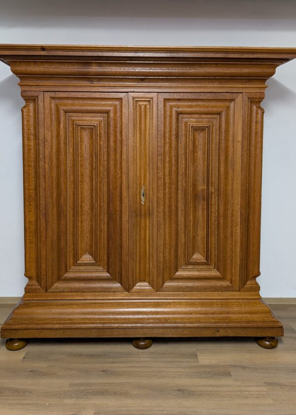 Frankfurter Nasenschrank / Wellenschrank Eiche