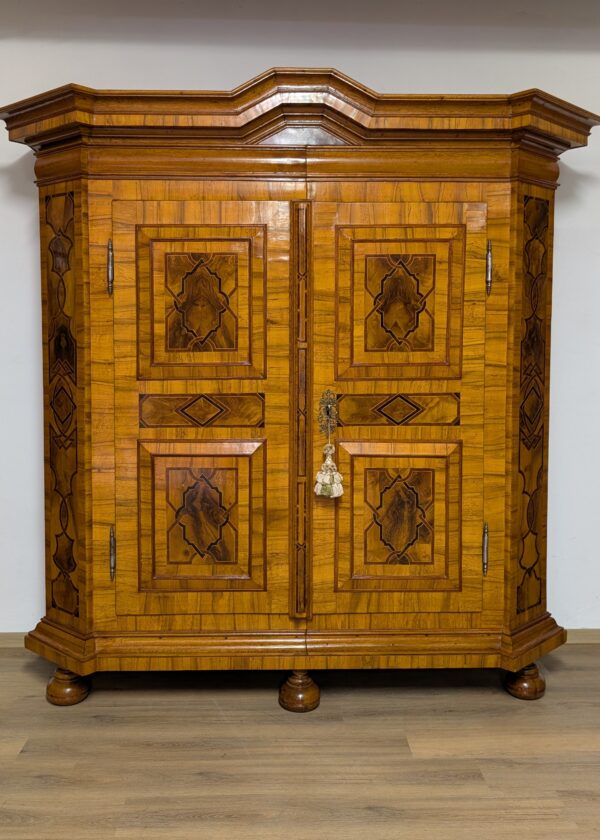 Früh Barock Schrank Nussbaum Süddeutschland