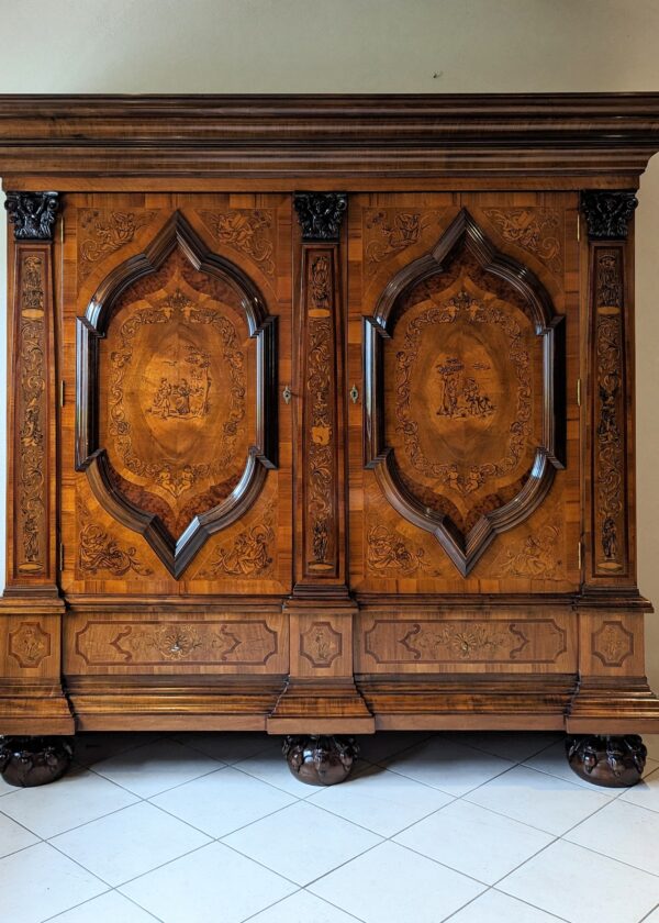 Nussbaum Pilaster Schrank mit Intarsien