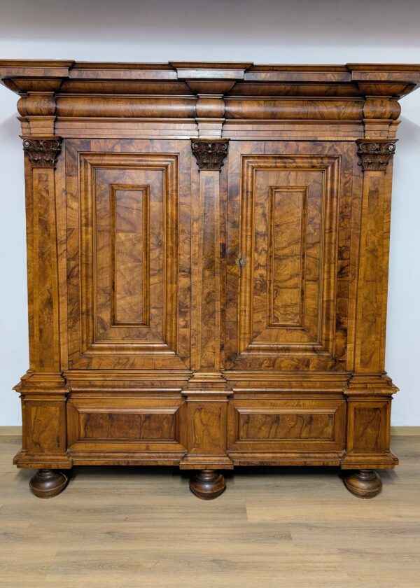 Barock Pilasterschrank Nussbaum Schrank 18 Jahrhundert
