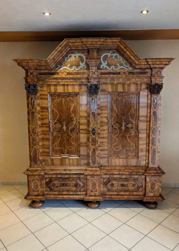 Braunschweiger Barock Schrank Nussbaum / Pilasterschrank