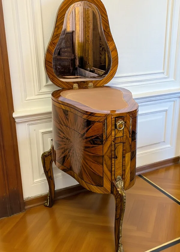 Elegante kleine französische Schminkkommode